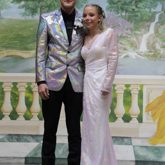 It is a size 2. It was altered but it can be undone. Bought for 800 - Picture 1 of 3